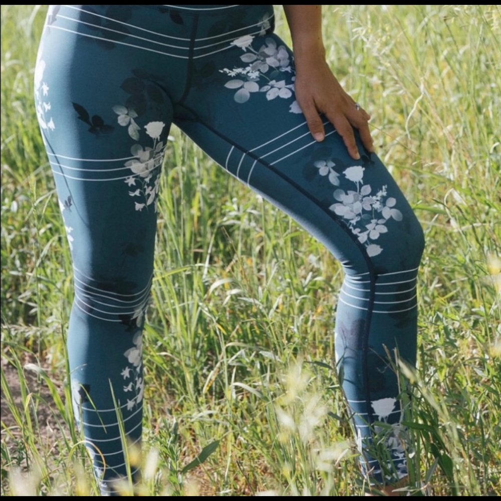 ZYIA Floral Stripe Light n Tight 7/8 Leggings Size Medium